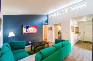 uma sala de estar com um sofá e uma mesa em 88 Casa Grande 3bd 2b modern comfort heated pool em Casa Grande
