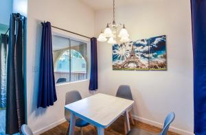uma sala de jantar com mesa e cadeiras em 88 Casa Grande 3bd 2b modern comfort heated pool em Casa Grande
