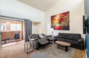 una sala de estar con sofá y una pintura en la pared en 79 Casa Grande 2bd 2ba modern getaway heated pool en Casa Grande