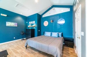 Una cama o camas en una habitación de Coolidge Modern Studio right next to pool and amenities
