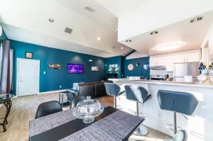 Una cocina o cocineta en Coolidge Modern Studio right next to pool and amenities