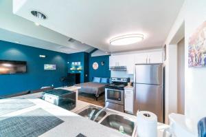 Una cocina o cocineta en Coolidge Modern Studio right next to pool and amenities