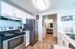 Una cocina o cocineta en Coolidge Modern Studio right next to pool and amenities