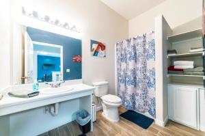Un baño de Coolidge Modern Studio right next to pool and amenities