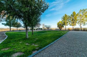 Un jardín fuera de Coolidge Modern Studio right next to pool and amenities