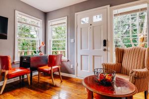 un salon avec une table, des chaises et un bureau dans l'établissement Cozy Holiday Twin Treehouse at UT, Moody, à Austin