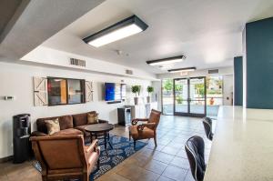 uma sala de estar com um sofá, uma mesa e cadeiras em Vistas 202- Modern Sierra Vista 1bd great location em Sierra Vista