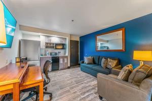 a living room with a couch and a table in a room at Metro Tempe Extended Stay - King Studio in Tempe +24 photos