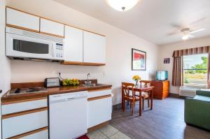 A kitchen or kitchenette at The Vistas Sierra Vista 1bd apartment