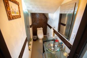 Баня в Habitación doble matrimonial e individual con baño compartido