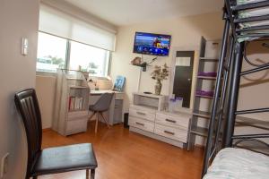 1 dormitorio con escritorio y litera en Habitación doble matrimonial e individual con baño compartido, en Lomas de Angelopolis