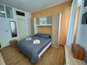 a bedroom with a bed with two towels on it at Apartment Marija in Vodnjan