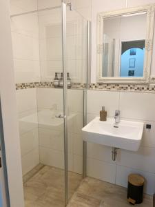 Koupelna v ubytování Lindners Hideaways - Bergnest Lodge - Bergblick Fewo 6 Pers Balkon Garten Hund Ski Unterkunft Luftkurort Oberreute nähe Buchenegger Wasserfälle Eistobel Bodensee