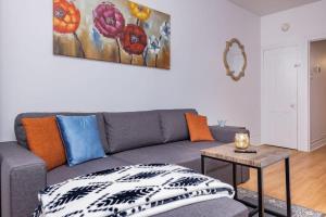 - un salon avec un canapé et une table dans l'établissement Pet-friendly Apartment - Steps to University, à Ottawa