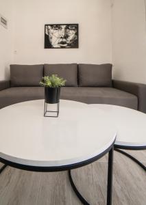 uma mesa branca numa sala de estar com um sofá em Fox Apartment em Gevgelija