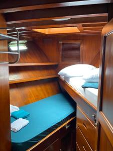 a small room with two bunk beds in a boat at Bateau Privatisé à la Marina du Marin in Le Marin