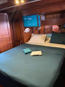 a bed on a boat with a sign on it at Bateau Privatisé à la Marina du Marin in Le Marin