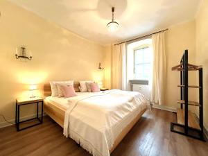ein Schlafzimmer mit einem großen Bett und einem Fenster in der Unterkunft Zauberhaftes Apartment in historischer Burg in Schlitz in Schlitz