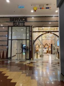 un ingresso a un centro commerciale con ingresso di servizio di The Hotel and Apartment At Berjaya Times Square a Kuala Lumpur
