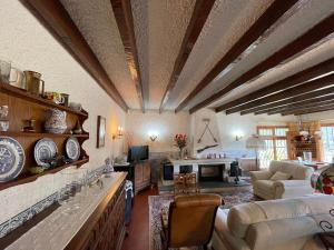 ein Wohnzimmer mit Sofa und Tisch in der Unterkunft Casa d'Além - Gerês in Terras de Bouro