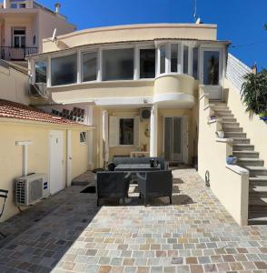 uma casa com um pátio com um sofá e escadas em FRGK "Villa Oasis Urbain" em Cannes