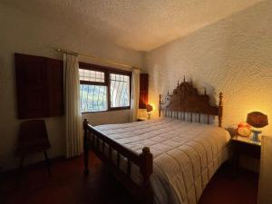 ein Schlafzimmer mit großem Bett und Fenster in der Unterkunft Casa d'Além - Gerês in Terras de Bouro