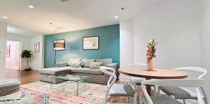 Posezení v ubytování The Lofts on Clematis 302 Downtown West Palm Beach