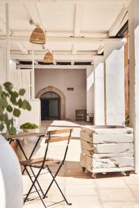 Zimmer mit einem Tisch und einem Stapel Holz in der Unterkunft Il Trappetello in Monopoli