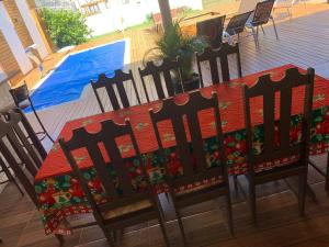 a wooden bench with a table with fruit on it at Casa com Piscina em Região Nobre de Cascavel in Cascavel