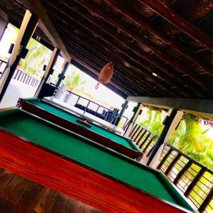 una mesa de billar en el medio de una habitación en HOTEL RUSTICA TARAPOTO, en Tarapoto