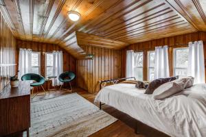 een slaapkamer met een bed en een houten plafond bij Family Fun - Gameroom - Backyard in Berea