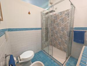ヴァラッツェにあるCasa Clementinaのシャワーとトイレ付きのバスルーム +3枚の写真