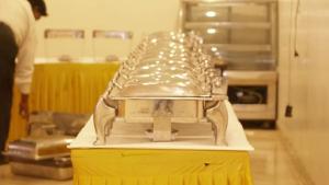 Hotel Kabeer By A1Rooms في نيودلهي: تجهيز طعام الجلوس على طاولة في مطبخ