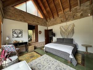 1 dormitorio con 1 cama en una habitación en Casa Kolibri en Pacho