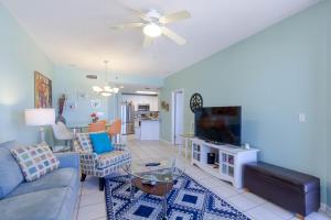 - un salon avec un canapé et une télévision dans l'établissement Phoenix Vi 1210, à Orange Beach