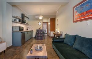 una sala de estar con un sofá y una mesa en City Lights Preveza, en Preveza