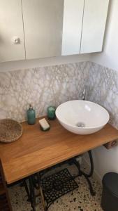 y baño con lavabo sobre una mesa de madera. en La Teyssière, en Bar-sur-Seine