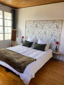 1 dormitorio con 1 cama grande y cabecero grande en La Teyssière en Bar-sur-Seine