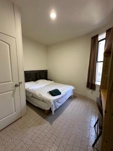 um quarto com uma cama num quarto com uma janela em Hudson Yard 408 em Nova York