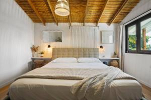 Postel nebo postele na pokoji v ubytování VILLA COSTERA - Pool Beach Full AC Restaurants Route Garden Generator