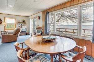 - un salon avec une table et des chaises en bois dans l'établissement Waterfront Family Cottage on Lake Champlain, à Swanton