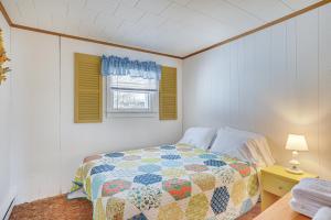 une chambre avec une couette sur un lit et une fenêtre dans l'établissement Waterfront Family Cottage on Lake Champlain, à Swanton