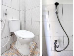 ein Bad mit einem WC und einer Dusche in der Unterkunft OYO Life 92769 Janigo Kos in Tanjungkarang