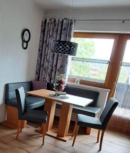 ヒパッハにあるFerienwohnung Steinbergerのダイニングルーム(テーブル、椅子、窓付)