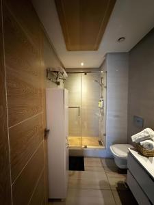 Vonios kambarys apgyvendinimo įstaigoje Appartement de luxe en bord de mer avec piscine