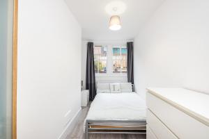 a small bedroom with a bed and a window at Modern Rooms in Zone 2 London, Finsbury Park in London