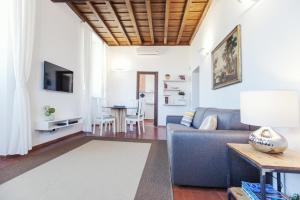 sala de estar con sofá y mesa en Lungaretta3, en Roma