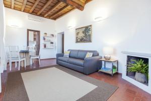 sala de estar con sofá y chimenea en Lungaretta3, en Roma