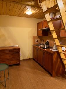 una cocina con armarios de madera y una escalera de caracol en AGROTURYSTYKA WIOSNA en Wiosna