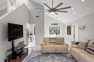 Televisyen dan/atau pusat hiburan di Gorgeous Residence in the Esteemed Sanibel Dunes Community